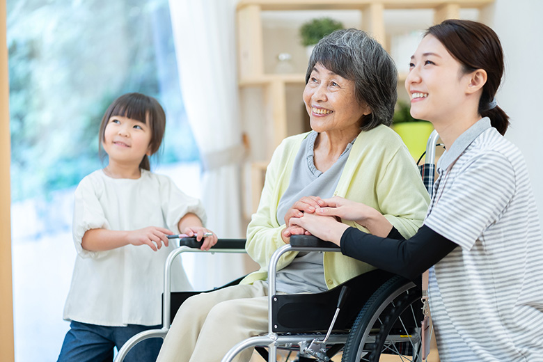 認知症で介護が必要になったらどうする？保険による備えもあり？